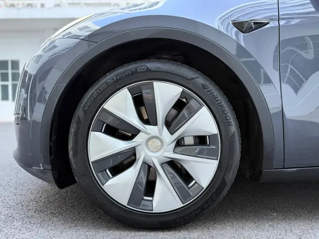 Tesla Model Y — Фото автомобиля 23