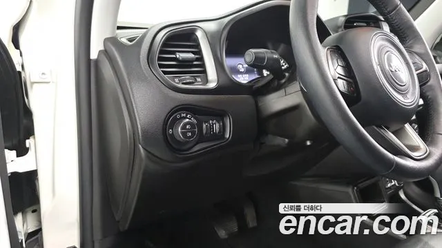 Jeep Renegade — Фото автомобиля 12