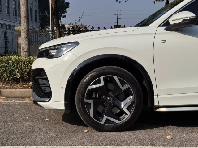 Volkswagen Tiguan L — Фото автомобиля 3