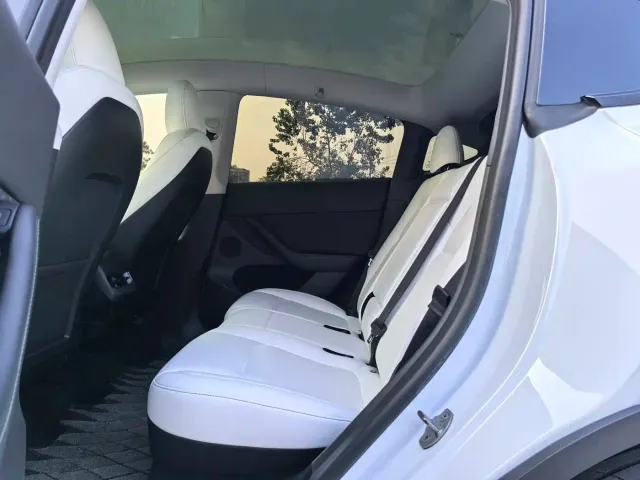 Tesla Model Y — Фото автомобиля 8
