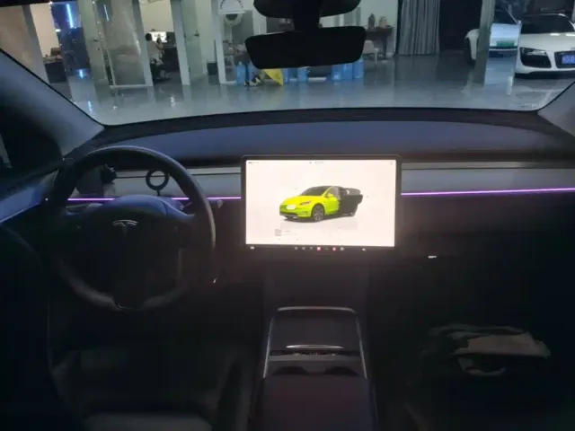Tesla Model Y — Фото автомобиля 9
