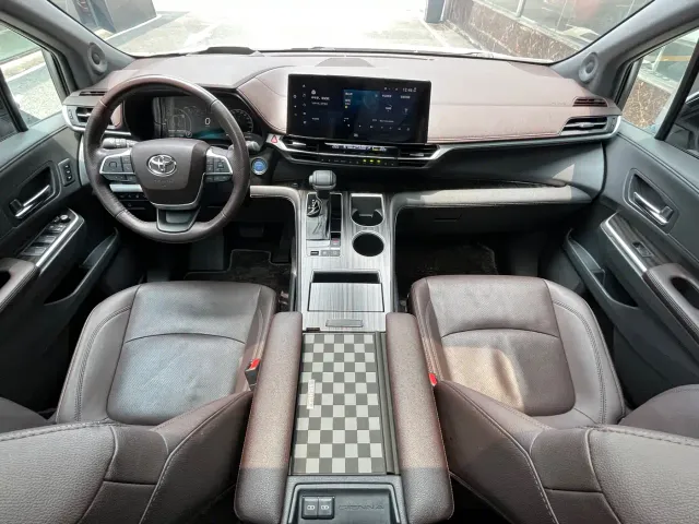 Toyota Sienna — Фото автомобиля 10