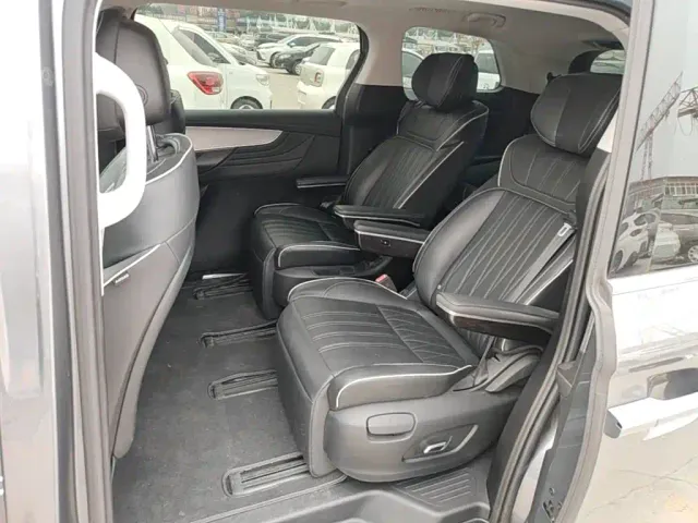 Roewe iMAX8 — Фото автомобиля 16