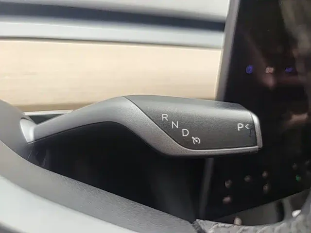 Tesla Model 3 — Фото автомобиля 13