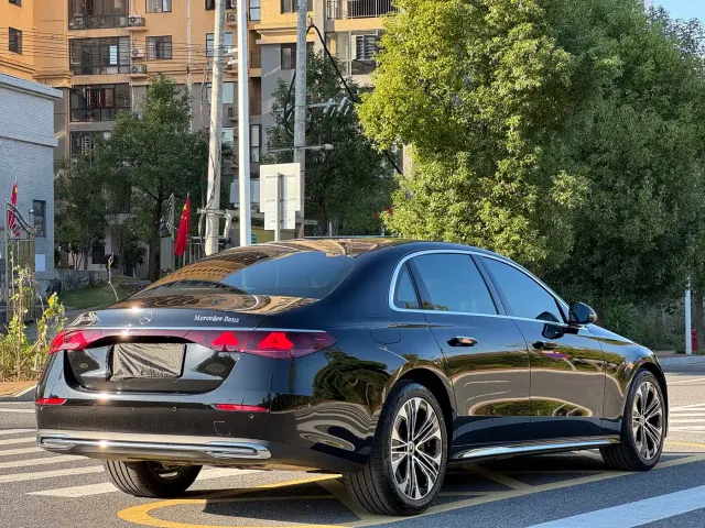 Mercedes-Benz E-Class — Фото автомобиля 4