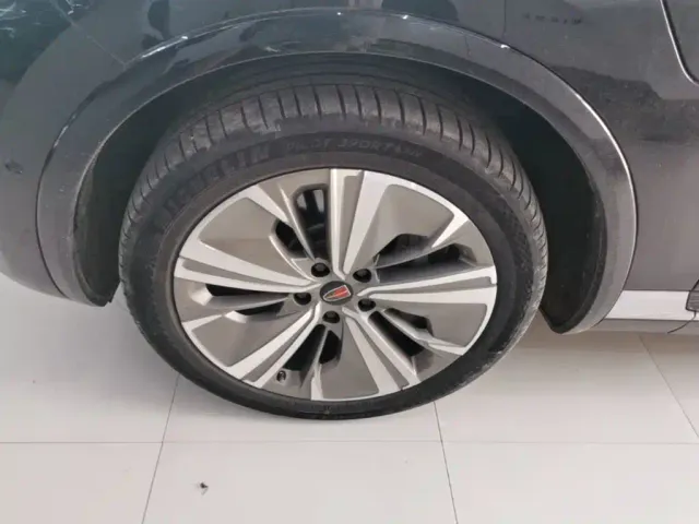 Hongqi E-HS9 — Фото автомобиля 22