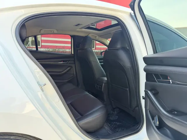 Mazda Axela — Фото автомобиля 10