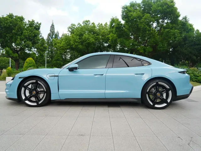 Porsche Taycan — Фото автомобиля 3