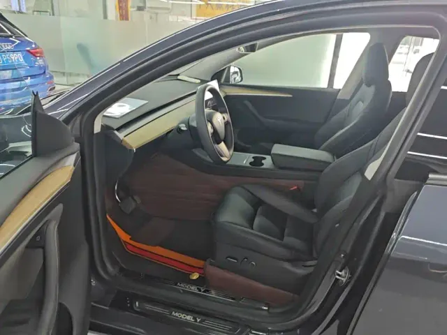 Tesla Model Y — Фото автомобиля 10
