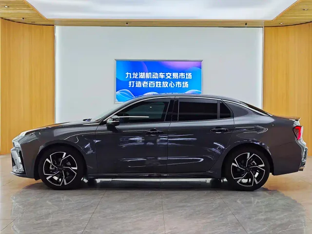 Lynk & Co 03 — Фото автомобиля 4