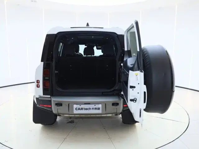 Land Rover Defender — Фото автомобиля 9