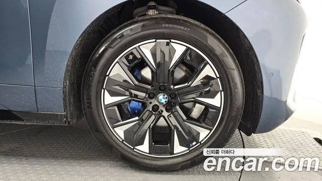 BMW iX — Фото автомобиля 20