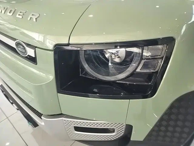 Land Rover Defender — Фото автомобиля 23