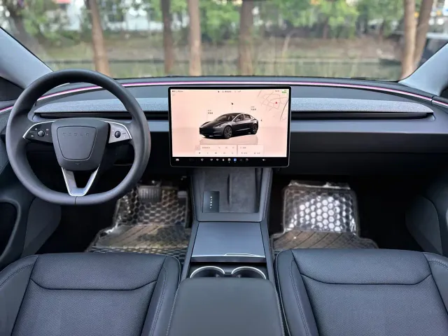 Tesla Model 3 — Фото автомобиля 14