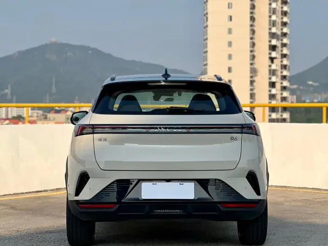 Lynk & Co 06 — Фото автомобиля 8