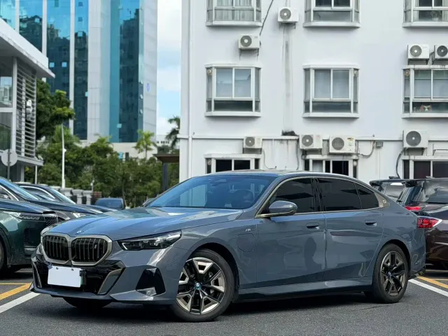 Фотография автомобиля — BMW i5
