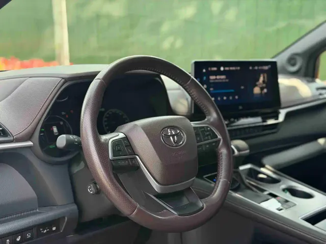Toyota Sienna — Фото автомобиля 12