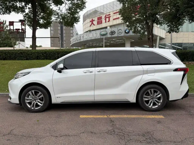 Toyota Sienna — Фото автомобиля 3