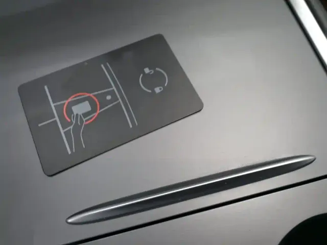 Tesla Model 3 — Фото автомобиля 8