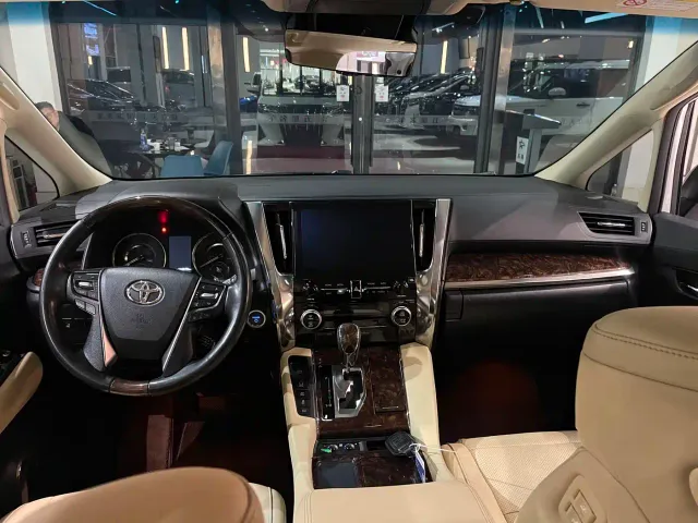 Toyota Alphard — Фото автомобиля 6