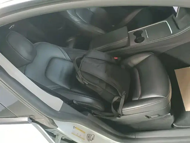 Tesla Model Y — Фото автомобиля 24
