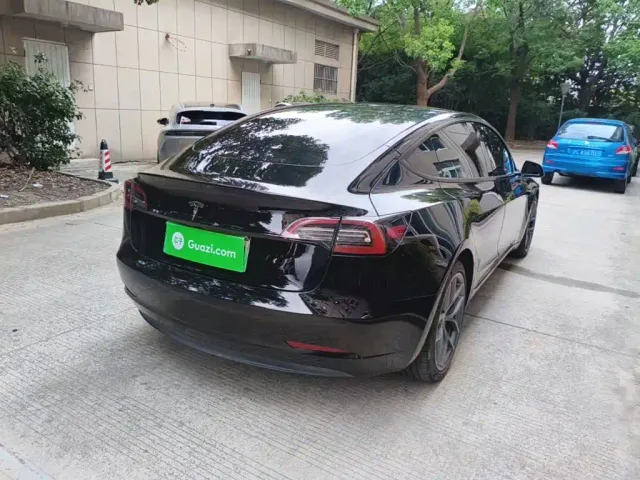 Tesla Model 3 — Фото автомобиля 6