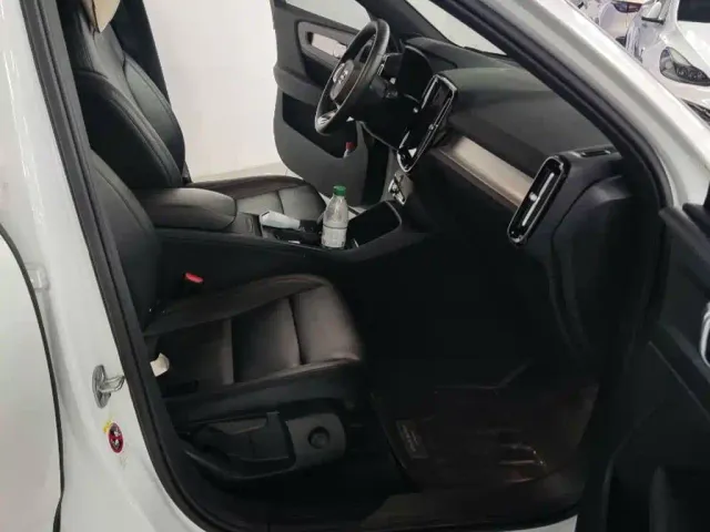 Volvo XC40 — Фото автомобиля 12