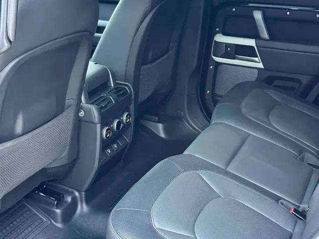 Land Rover Defender — Фото автомобиля 12