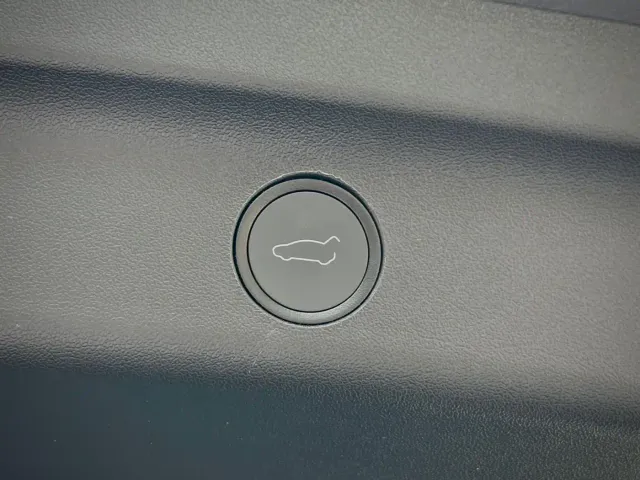Tesla Model Y — Фото автомобиля 18