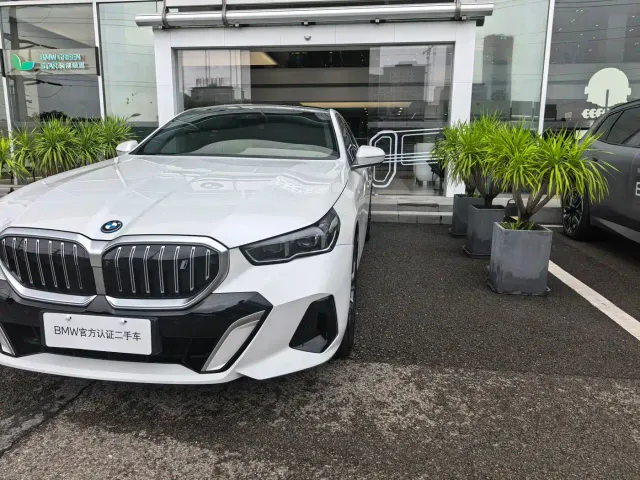 BMW BMW i5 2024 eDrive 35L Premium Model M Sport Package — Фото автомобиля 3