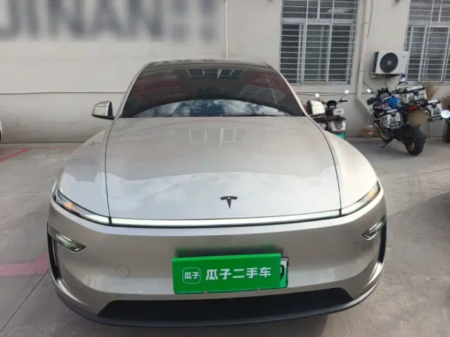 Tesla Model Y L — Фото автомобиля 2