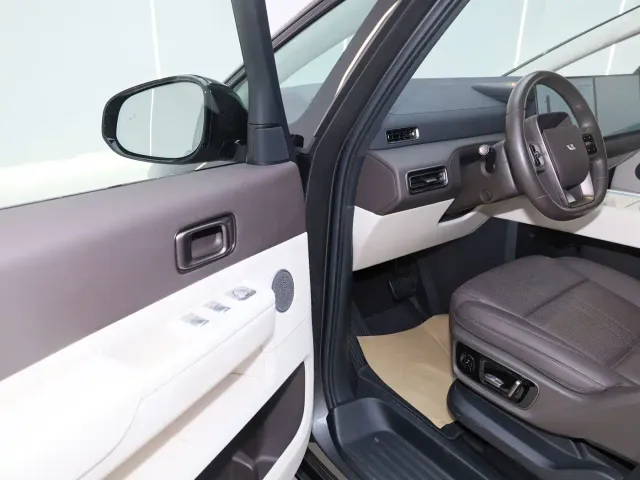 Li Auto MEGA — Фото автомобиля 11
