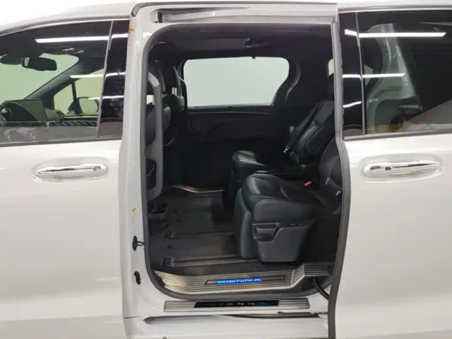 Toyota Sienna — Фото автомобиля 12