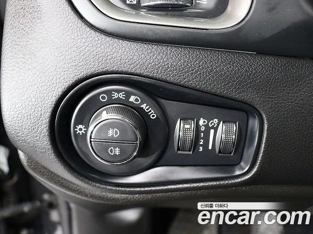Jeep Renegade — Фото автомобиля 12