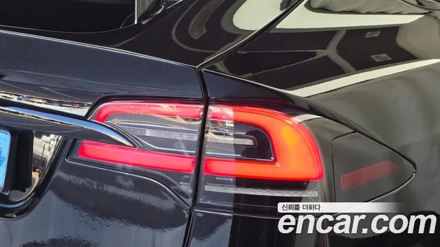 Tesla Model X — Фото автомобиля 8