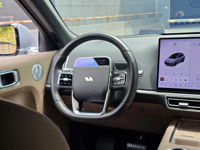 Li Auto L8 — Фото автомобиля 11