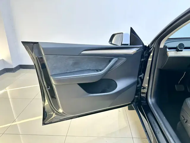 Tesla Model Y — Фото автомобиля 18