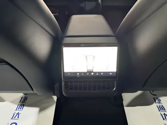 Tesla Model 3 — Фото автомобиля 8