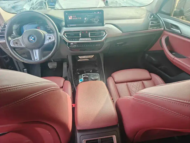 BMW iX3 — Фото автомобиля 11