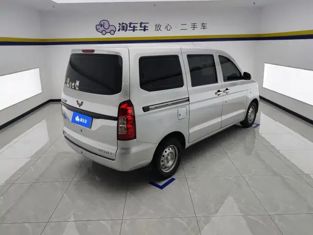 Wuling Hongguang V — Фото автомобиля 3