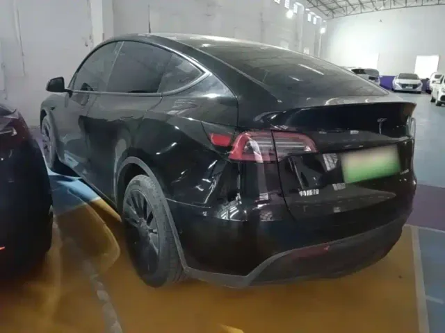 Tesla Model Y — Фото автомобиля 4