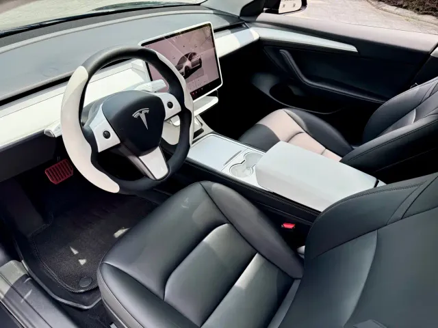 Tesla Model 3 — Фото автомобиля 10