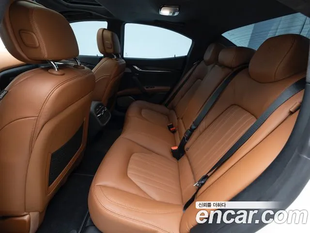 Maserati Ghibli — Фото автомобиля 12