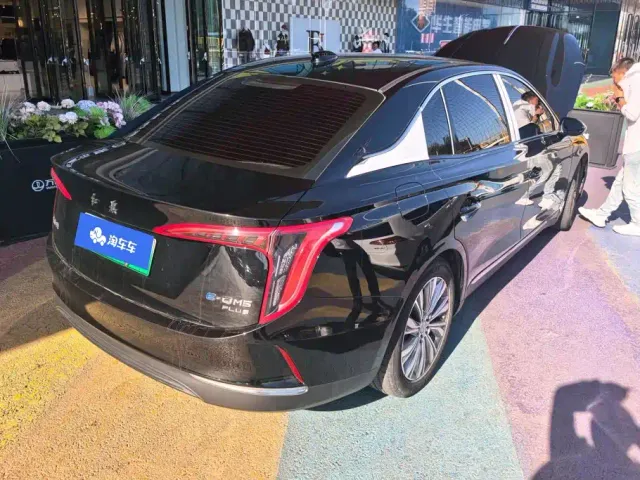 Hongqi E-QM5 — Фото автомобиля 3
