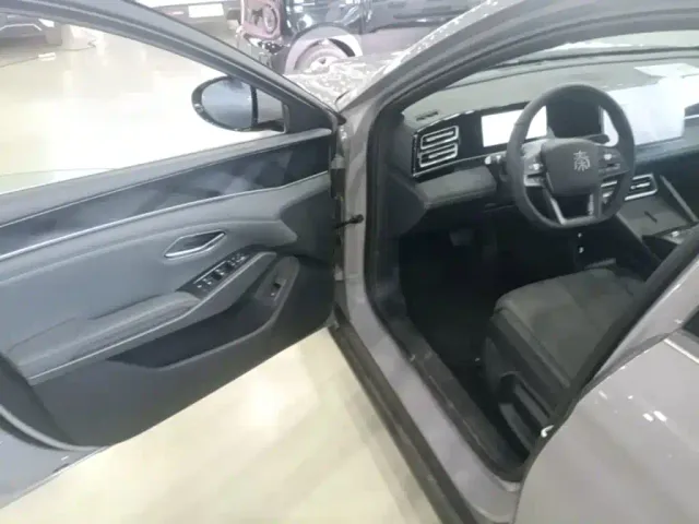 BYD Qin L — Фото автомобиля 15