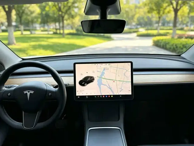 Tesla Model Y — Фото автомобиля 5