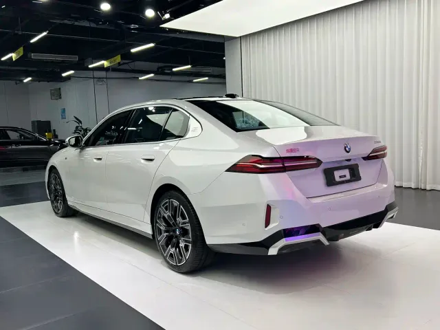 BMW 5 Series — Фото автомобиля 13