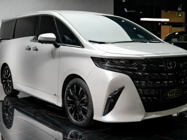 Toyota Alphard — Фото автомобиля 3