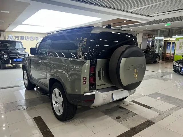 Land Rover Defender — Фото автомобиля 10