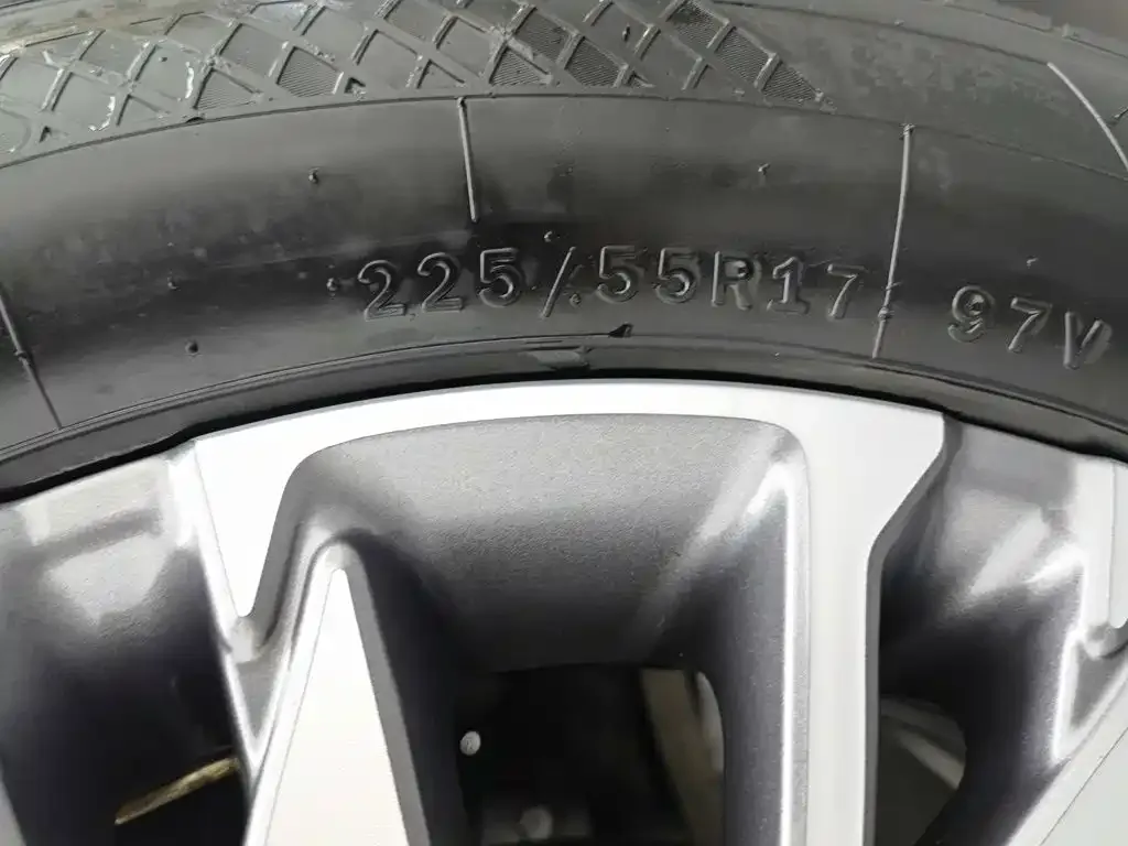 Hongqi Hongqi H5 2024 1.5T DCT Smart Connect Flag Rhythm Edition — Фото автомобиля 24